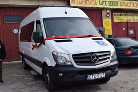 Nowy bus, przewiązany wstażką - gotowy do uroczystości