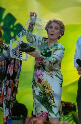 Pokaż zdjęcie: Irena Santor podczas otwarcia Festiwalu