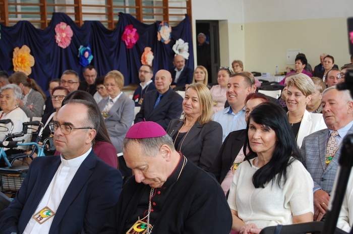 Pokaż zdjęcie: Zdjęcie uczestników wydarzenia siedzących na krzesłach.