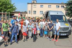 Pokaż zdjęcie: Uroczystość przekazania autobusu z dofinansowaniem PFRON dla uczniów Zespołu Szkół Specjalnych we Wrześni