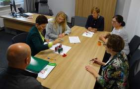 Pokaż zdjęcie: Podpisanie umowy na realizację pilotażowego programu PFRON „Rehabilitacja 25 plus” z Polskim Stowarzyszeniem Osób Niepełnosprawnych Intelektualnie Koło w Michalinowie Oleśnickim