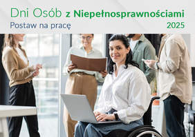 Pokaż zdjęcie: Na górze widnieją następujące sformułowania: „Dni Osób z Niepełnosprawnościami”, „Postaw na pracę” oraz „2025”. Poniżej zdjęcie przedstawiające kobietę na wózku z laptopem. W tle stoją cztery inne osoby, które ze sobą rozmawiają.