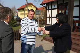 Pokaż zdjęcie: Przekazanie kluczy do pojazdu.