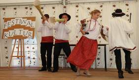 Pokaż zdjęcie: uczestnicy Festiwalu Kultur