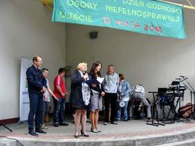 Pokaż zdjęcie: Odczytanie listu gratulacyjnego dyrektora Oddziału Wielkopolskiego PFRON skierowanego do organizatorów XV Powiatowego Dnia Godności Osoby Niepełnosprawnej w Ujściu