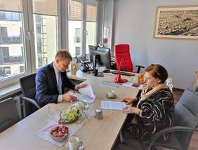 Dyrektor ROPS Adam Szponka i Dyrektor Oddziału PFRON Aleksandra Gierej podczas podpisywania umowy