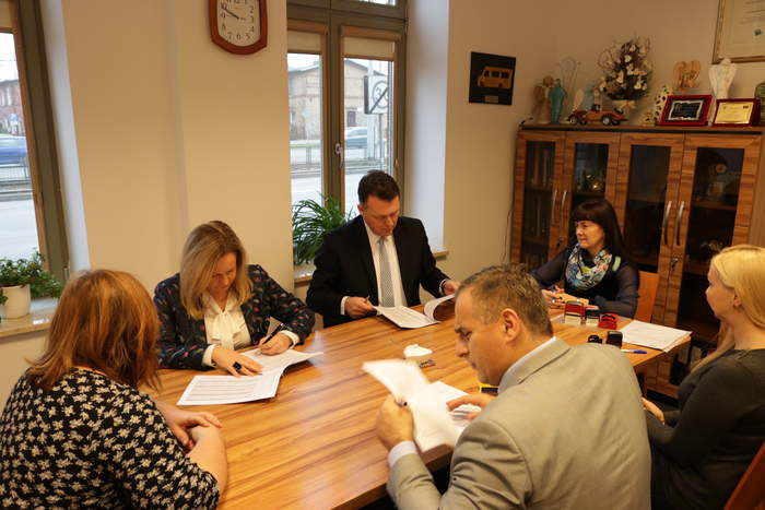 Pokaż zdjęcie: Zawarcie umowy w ramach programu "Stabilne zatrudnienie"