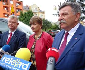 Pokaż zdjęcie: Fot. Radio Kielce -od lewej senator-Jarosław Rusiecki, starosta ostrowiecki Marzena Debniak, poseł Andrzej Kryj