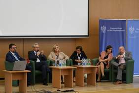 Pokaż zdjęcie: Uczestnicy panelu dyskusyjnego nt doświadczeń polskich i międzynarodowych we wdrażaniu Konwencji ONZ o prawach osób niepełnosprawnych 