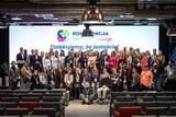 Wspólne zdjęcie uczestników konferencji „Biznes i Inkluzja” na tle ekranu z napisem „Dziękujemy, że jesteście”. Na scenie zgromadzili się organizatorzy, prelegenci i uczestnicy wydarzenia poświęconego współpracy biznesu i integracji społecznej.