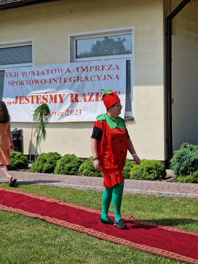 Kobieta w stroju truskawki na czerwonym dywanie