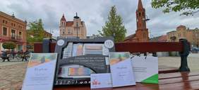 Dyplom dla WTZ. i nagrody dla Laureatki I miejsca w Ogólnopolskim Konkursie Plastycznym: od lewej: dyplom dla WTZ., a dla Laureatki - duży zestaw plastyczny, karta podarunkowa oraz dyplom