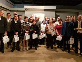 Grupowe zdjęcie laureatów, ok 20 osób