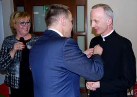 Pokaż zdjęcie: Uhonorowanie Ks. dr Jerzego Smolenia odznaką Primus in Agendo 