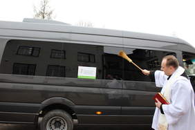 Pokaż zdjęcie: Poświęcenie autobusu