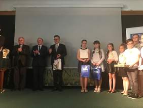 Pokaż zdjęcie: wręczenie podziękowań 