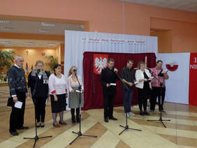 Pokaż zdjęcie: Artyści z wielkim zaangażowaniem wykonują utwory patriotyczne.