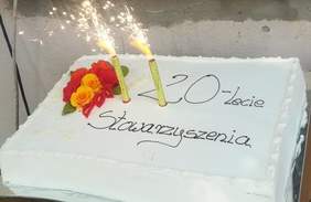 Pokaż zdjęcie: Tort z okazji 20-lecia istnienia Lwóweckiego Koła Polskiego Stowarzyszenia Na Rzecz Osób z Niepełnosprawnością Intelektualną