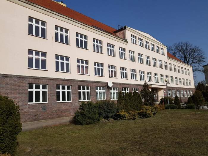 Pokaż zdjęcie: Fasada budynku Liceum w Szprotawie w kolorze jasnym beżowym