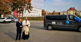 Pokaż zdjęcie: poświęcenie mikrobusu 