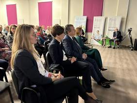 Pokaż zdjęcie: Uczestnicy konferencji pt. „Technologie wspomagające – dostępem do rozwoju i nowoczesności” zorganizowanej przez Oddział Wielkopolski PFRON oraz Starostwo Powiatowe w Gnieźnie