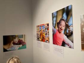Pokaż zdjęcie: Trzy fotografie prezentowane na wystawie