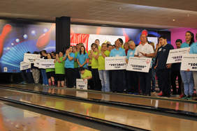 Druzny Olimpiad Specjalnych podczas otwarcia Turnieju Bowlingowego
