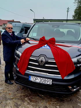 Dyrektor Świętokrzyskiego Oddziału PFRON Andrzej Michalski przecina wstęgę