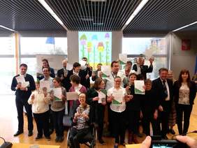 Pokaż zdjęcie: Wspólna fotografia laureatów opolskiego etapu XV Ogólnopolskiego Konkursu Plastycznego „Sztuka Osób Niepełnosprawnych”