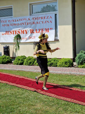 kobieta w stylizacji na pszczółkę, na czerwonym dywanie