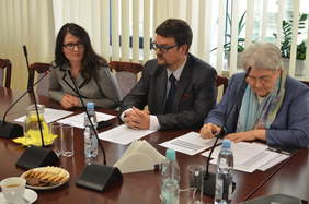 Od lewej:  Dorota Habich, p.o. Prezesa Państwowego Funduszu Rehabilitacji Osób Niepełnosprawnych, Krzysztof Czechowski, Dyrektor Departamentu Promocji i Informacji PFRON, Profesor Anna Wilmowska-Pietruszyńska – Przewodnicząca Komisji Konkursowej