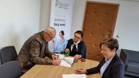 Pokaż zdjęcie: Podpisanie umowy z Samorządową Szkołą Podstawową w Kaczanowie w ramach programu „Stabilne Zatrudnienie” 