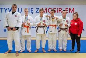 Pokaż zdjęcie: Czterech zawodników z zespołem Downa w strojach judo.