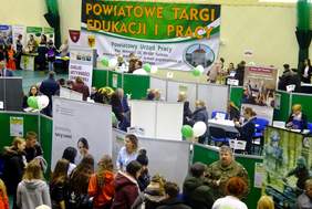 Ewa Niedlich - pracownik Kujawsko-Pomorskiego Oddziału PFRON - udziela informacji osobom, zgromadzonym przy punkcie Funduszu