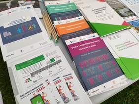 Pokaż zdjęcie: Materiały informacyjne na stoisku PFRON