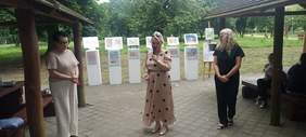 Pokaż zdjęcie: Dyrektor Oddziału z mikrofonem w ręku w trakcie wystąpienia podczas Pikniku