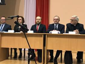 Pokaż zdjęcie: Dyrektor_Oddzia_u__wi_tokrzyskiego_PFRON_pan_Andrzej_Michalski_i_prelegenci_konferencji_Bezpieczny_i_Aktywny_Senior.jpg