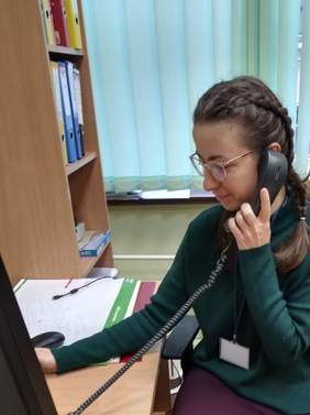 Pokaż zdjęcie: młoda uśmiechnięta kobieta rozmawia przez telefon