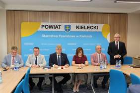 Pokaż zdjęcie: Przemawia dyrektor Oddziału Świętokrzyskiego Andrzej Michalski