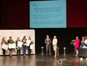 Pokaż zdjęcie: Uhonorowani pracownicy socjalni