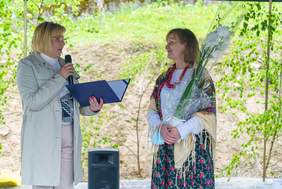 Pokaż zdjęcie:  Dyrektor Marta Mordarska przekazuje gratulacje prezes Marii Kulig. Fot: Damian Radziak