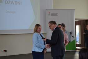 Pokaż zdjęcie: Statuetkę otrzymuje Agnieszka Majewska-Pawełko z firmy Mebelux Sp. z o.o.  