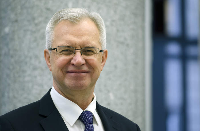 prezes zarządu PFRON Krzysztof Michałkiewicz na szarym tle