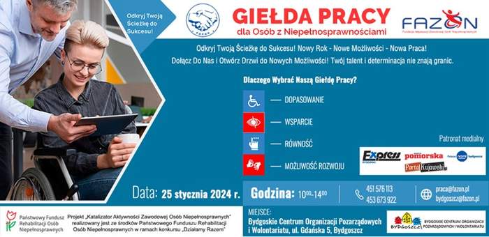Ulotka informacyjna na temat Giełdy Pracy - po lewej stronie: mężczyzna pochyla się nad kobietą, siedzącą na wózku inwalidzkim i pokazuje jej coś na tablecie, po prawej stronie: na niebieskim tle tekst informacyjny na temat giełdy: hasła motywacyjne dla uczestników giełdy oraz informacje gdzie, o której i dane kontaktowe (informacje  w tekście),  organizatorzy: POPON i FAZON ze środków PFRON w ramach konkursu "Działamy razem", patronaty medialne: Express Bydgoski, Gazeta Pomorska, Portal Kujawski.pl i nam!