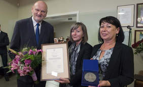 Prezydent Miasta Torunia Michał Zaleski oraz Prezes i Wiceprezes Fundacji Ducha prezentują medal Thorunium odznaczeniem 