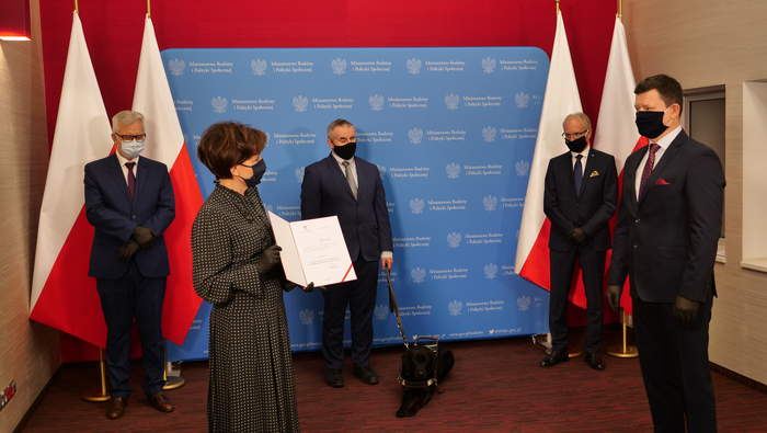 Pokaż zdjęcie: ministers Marlena maląg wręcza dokument nominacji nowemu członkowi Rady Nadzorczej 
