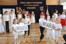 Występy uczniów podczas uroczystej akademii
