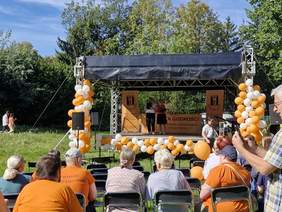 Pokaż zdjęcie: Dwie panie na scenie plenerowej przed publicznością