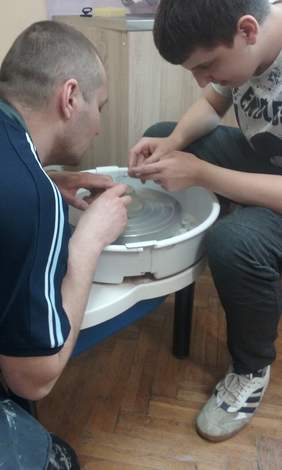 Pokaż zdjęcie: Zajęcia w pracowni ceramicznej w SOSW nr 2 w Przemyślu