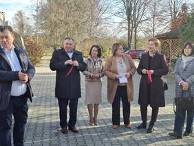 Pokaż zdjęcie: Zdjęcie kilku osób stojących na zewnątrz.